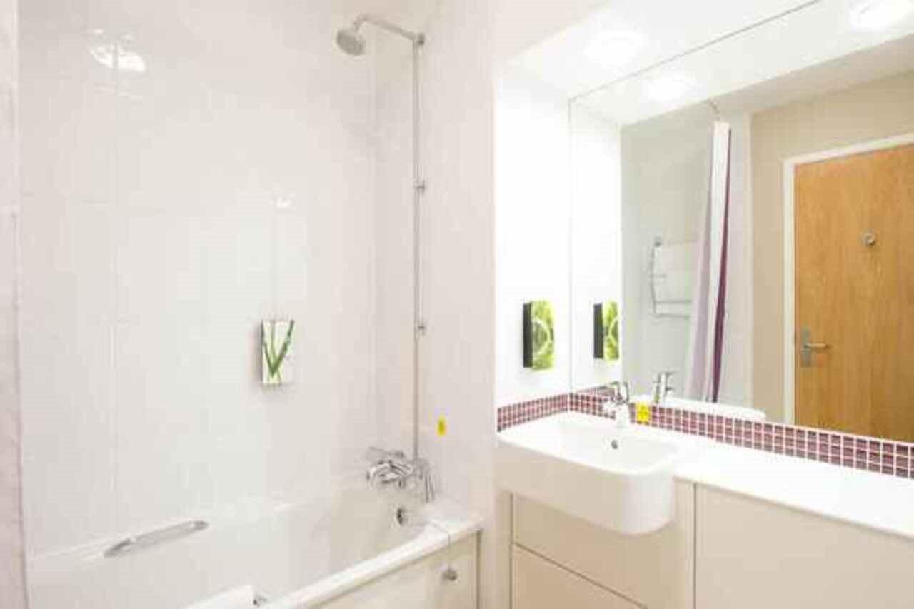 Premier Inn Sunbury - Kempton Park Exterior foto