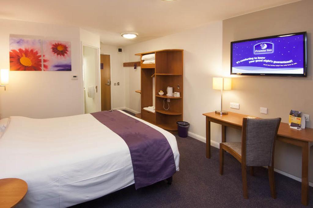 Premier Inn Sunbury - Kempton Park Exterior foto